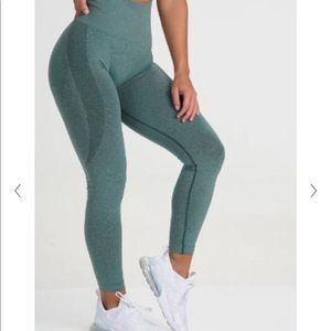 *brand new* NVGNT forest green contour legging